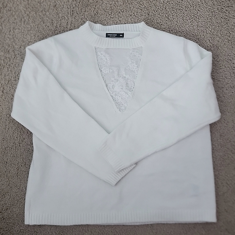 Offwhite sweater with lace vneck cut out